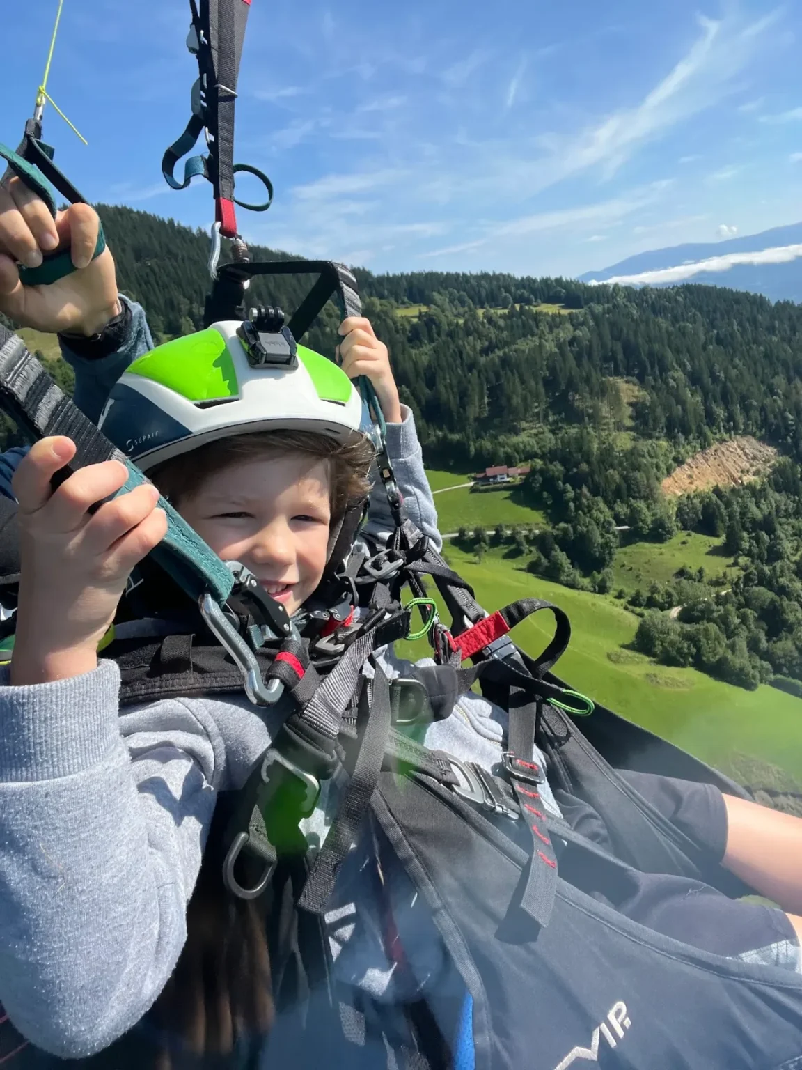 Kind met helm tijdens een tandemvlucht