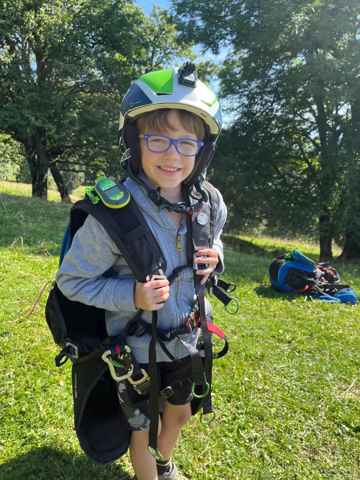Jongen met helm voor een tandemvlucht