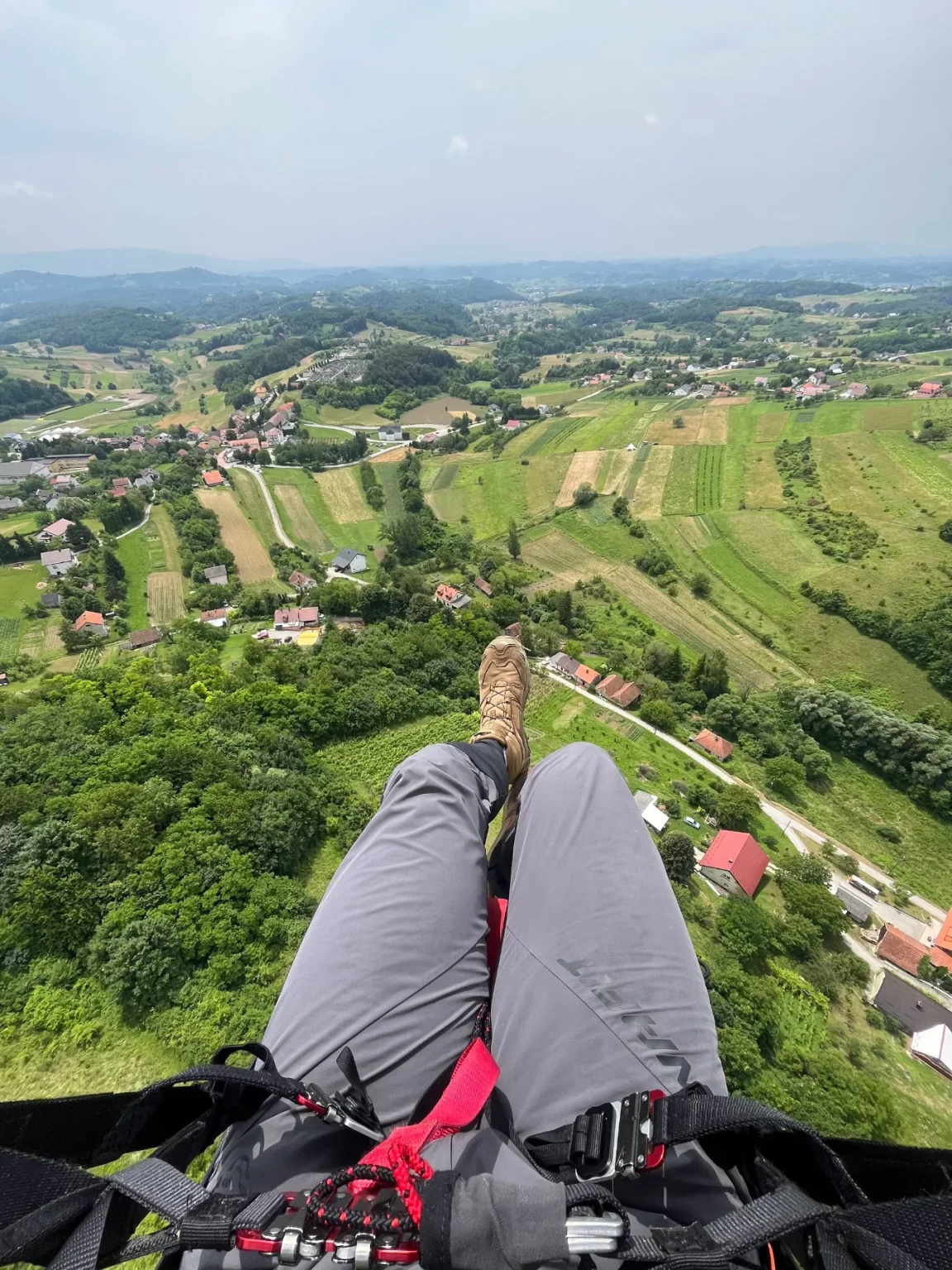 Pogled potnika na vasi in vinograde