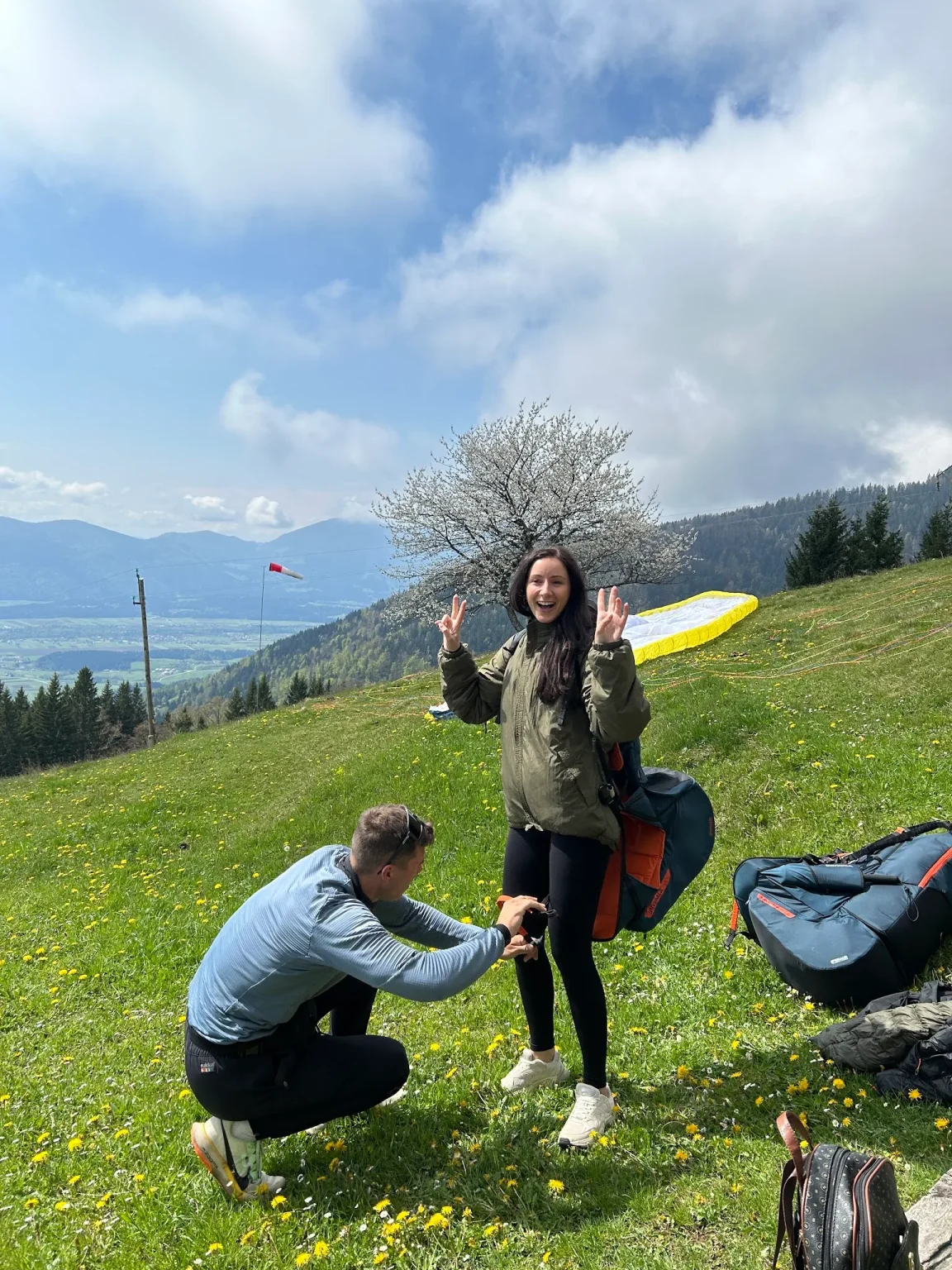 Pilot Impulse pripravlja potnico na tandemski polet na vzletišču