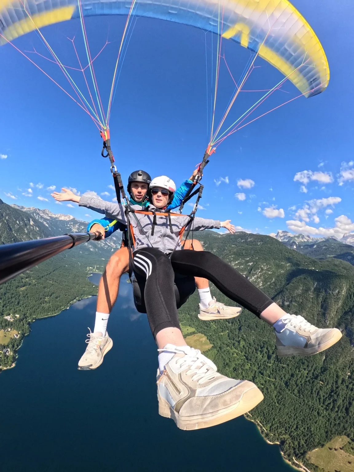 Tandemski polet z jadralnim padalom nad alpskim jezerom