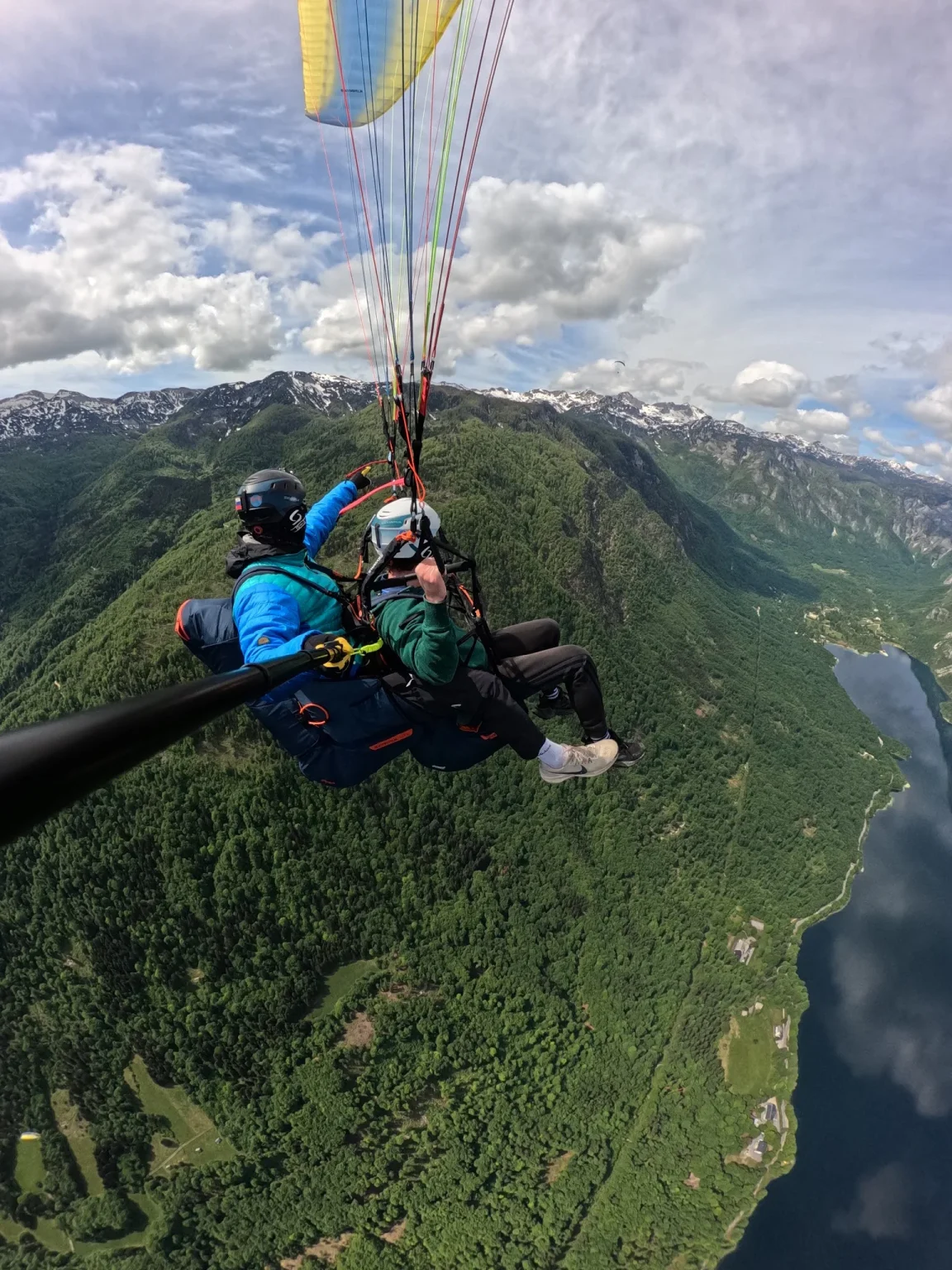 Tandemski polet z jadralnim padalom nad alpsko dolino z jezerom