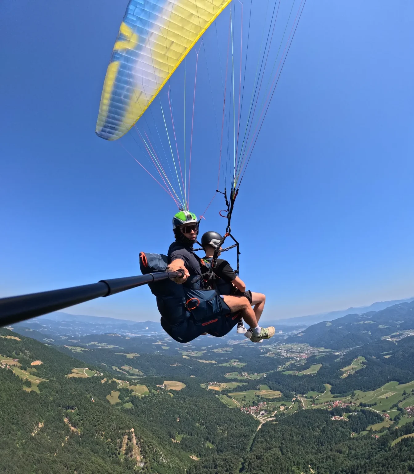 Tandemski pilot in potnik med poletom