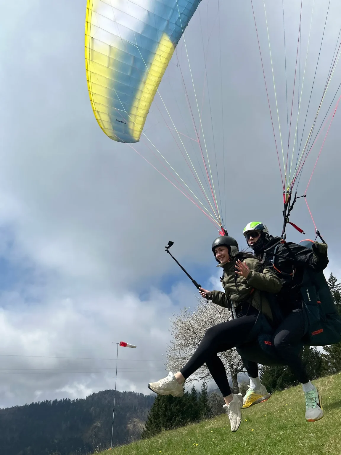 Pilot in potnik ob vzletu s tandemskim jadralnim padalom